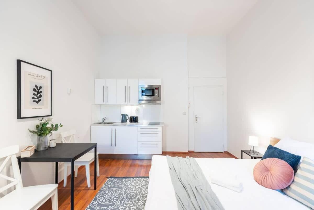 Sunny Old Town Apartment